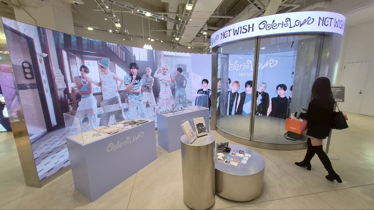 무신사 메가스토어 성수 지하 1층에 마련된 복합 체험 공간 ‘무싱사'. 노래방 서비스를 도입해, 방문객 누구나 무료로 노래 한 곡을 즐기며 패션 외에도 다양한 IP 협업 콘텐츠를 경험할 수 있다. 이날은 NCT WISH