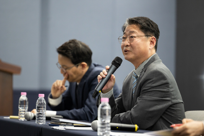 [이미지6]4월 22일 개최한 타타대우모빌리티 하이쎈(HIXEN)출시 기념 미디어데이에서 질의응답을 하고 있는 타타대우모빌리티 김태성 사장