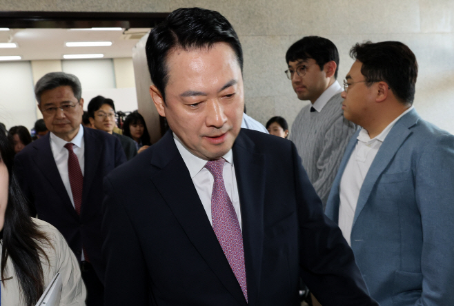 현안 관련 브리핑 마치고 이석하는 장동혁 대표<YONHAP NO-4270>