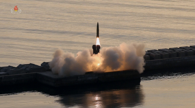 북한, 탄도미사일 집속탄두 시험발사…김정은 부...<YONHAP NO-6829>