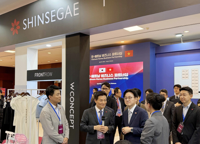 (좌부터) 신세계 뉴리테일사업총괄 박상언 상무, 신세계 대표이사 박주형 사장, 산업통상부 김정관 장관