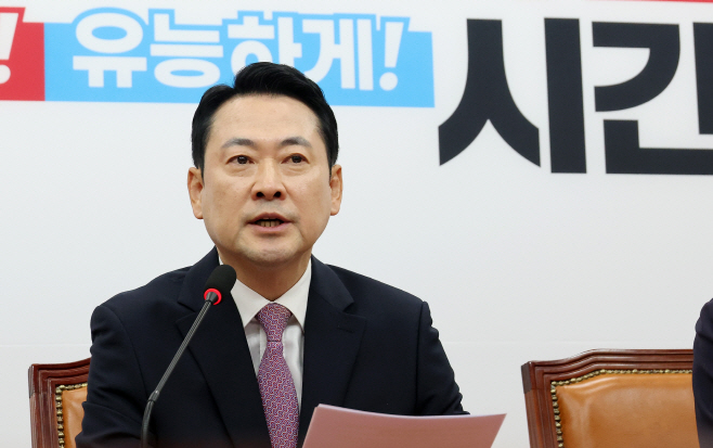 장동혁 대표, 현안 관련 브리핑<YONHAP NO-4271>