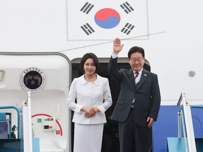 이재명 대통령 부부, 순방 마치고 귀국길