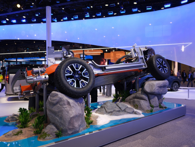 3.[사진자료] ‘오토 차이나 2026’ 참가한 지리자동차, 세계 최초의 신에너지 오프로드 전용 아키텍처 및 지능형 하이브리드 기술 공개