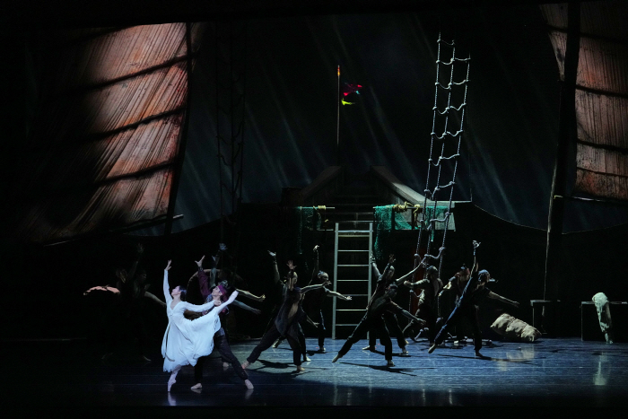 [공연사진] 심청(강미선) 1막2장 선원들과 심청-ⓒUniversal Ballet_Photo by Lyeowon Kim