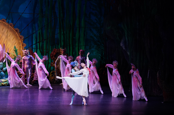 [공연사진] 심청(강미선, 콘스탄틴 노보셀로프) 1막3장 용궁 파드되-ⓒUniversal Ballet_Photo by Lyeowon Kim