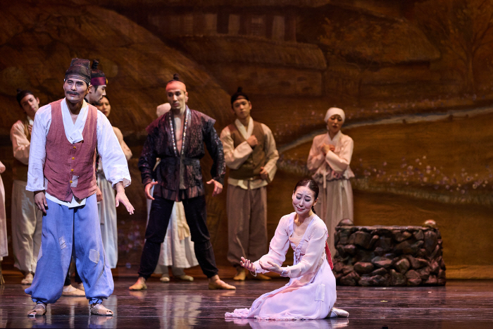 [공연사진] 심청(홍향기) 1막1장 심학규 집-ⓒUniversal Ballet_Photo by Lyeowon Kim