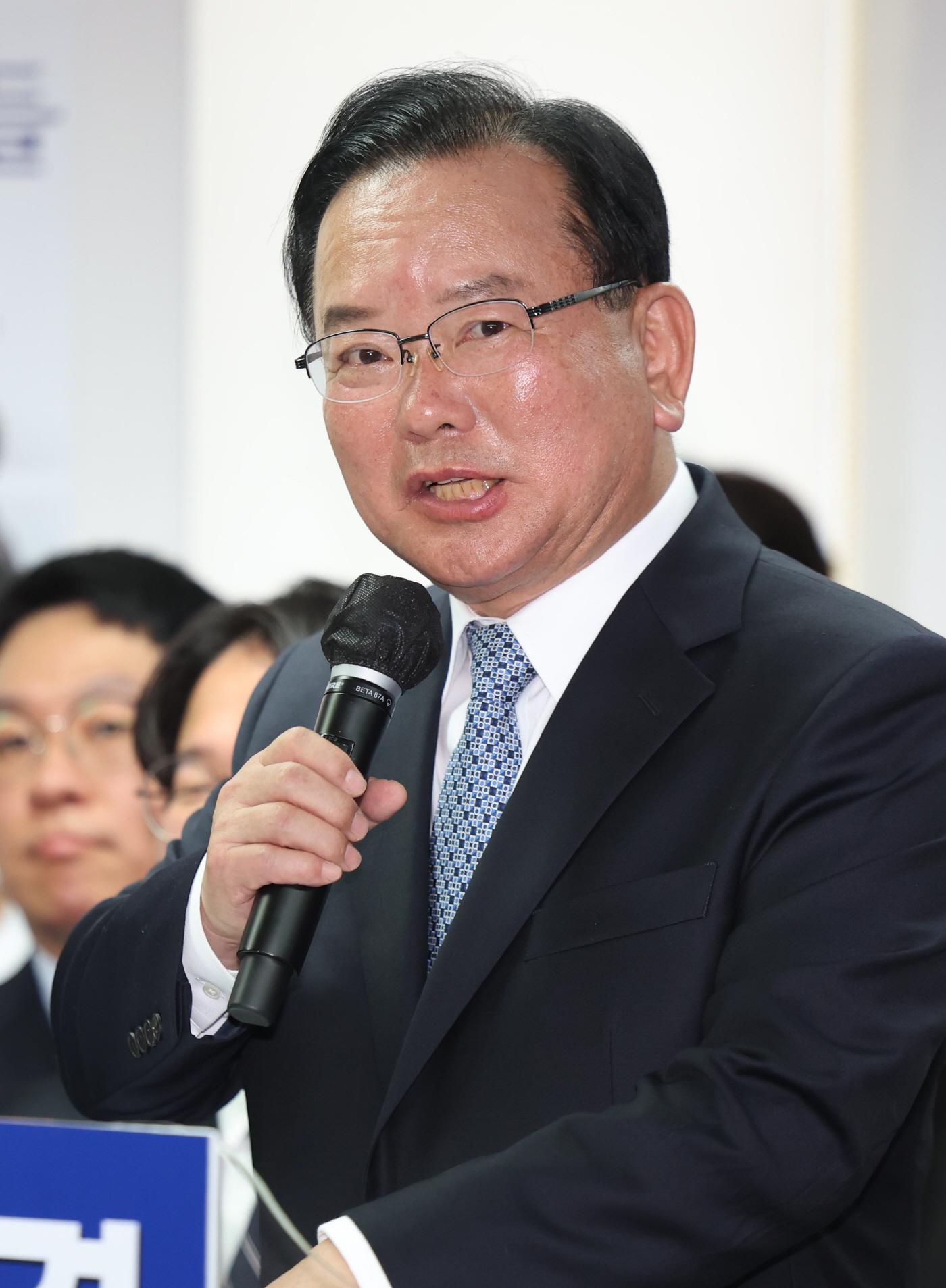 발언하는 김부겸