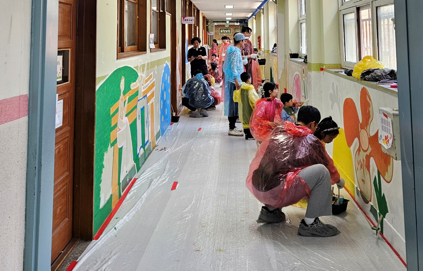 [사진자료3] 한국앤컴퍼니그룹 임직원이 지난 25일 성남북초등학교 벽화그리기에 참여했다.