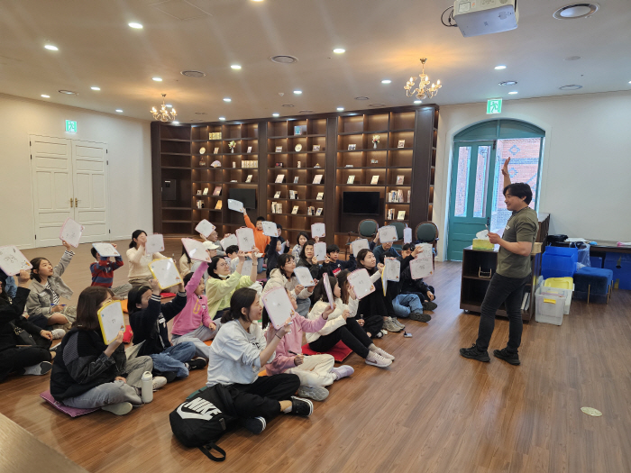 ‘석조전에서 만난 세계’ 체험 모습 - 대한제국 골든벨(‘25.4.)