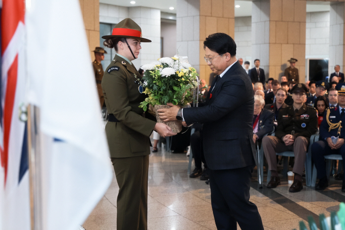 [사진자료 2] 안작데이 추모행사에서 헌화하는 김낙진 전쟁기념사업회 사무총장