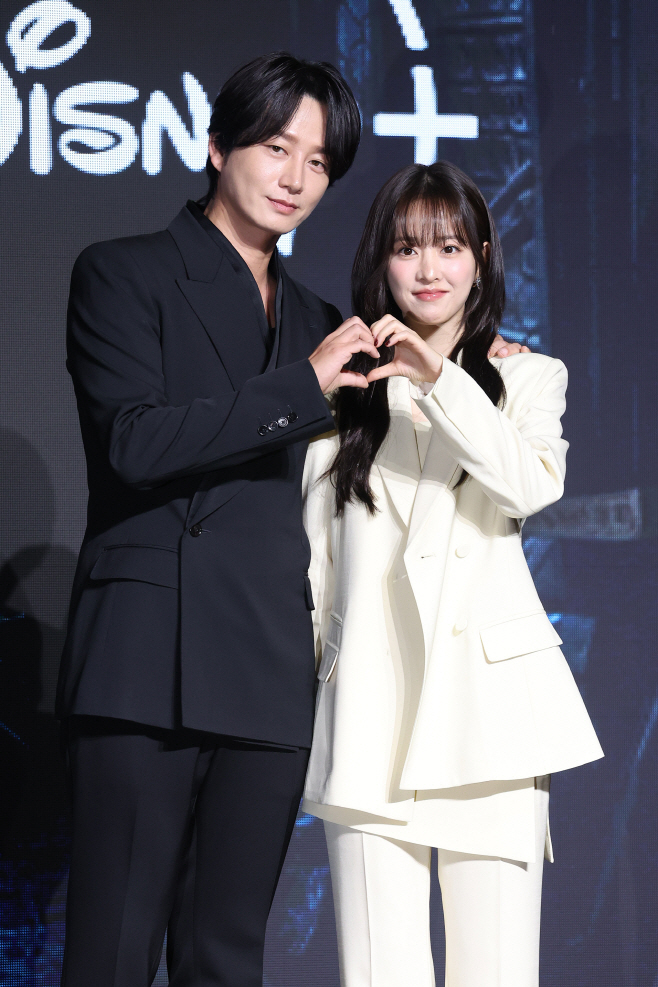 포즈 취하는 이현욱-박보영