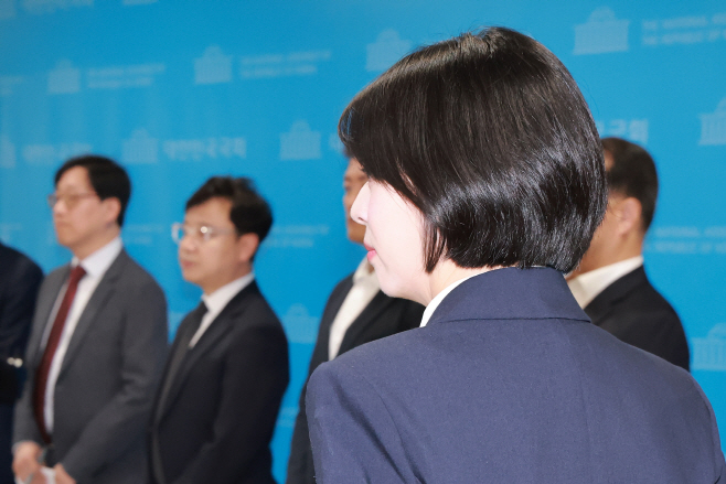 홍덕희 구로구청장 후보 백브리핑 지켜보는 배현...<YONHAP NO-4370>