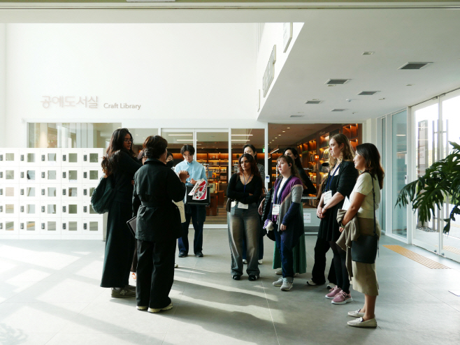 (사진 2) 2025년 서울 예술관광 시범코스에 참여한 외국인 관광객들이 서울공예박물관 도슨트 투어에 참여하고 있다.