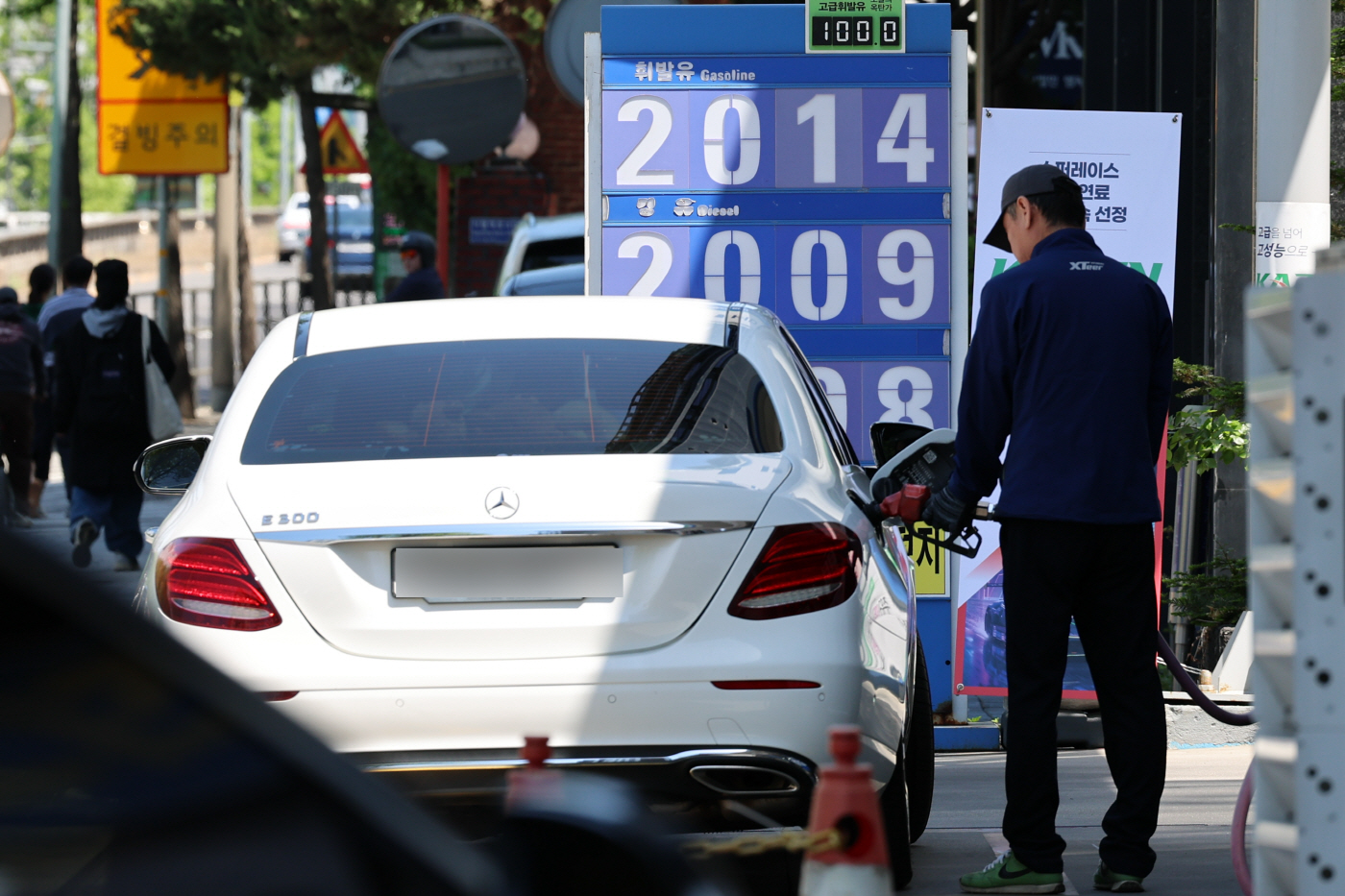 경유 가격 3년 9개월만에 2천원대<YONHAP NO-4852>