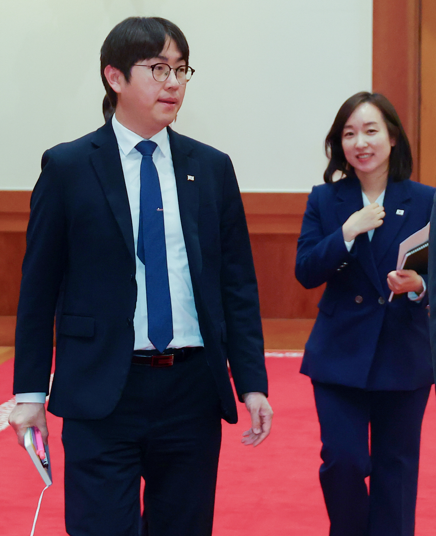 접견실 들어서는 하정우-전은수