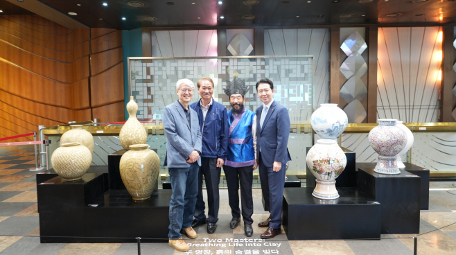GKL이 세븐럭 강남코엑스점에서 여주 도예 명장 특별전을 개최하고 기념촬영을 하고 있다.(사진 왼쪽부터 신재구 여주세종문화관광재단 관광진흥국장, 이형우 작가, 박광천 작가, 안덕수 GKL 마케팅본부장)