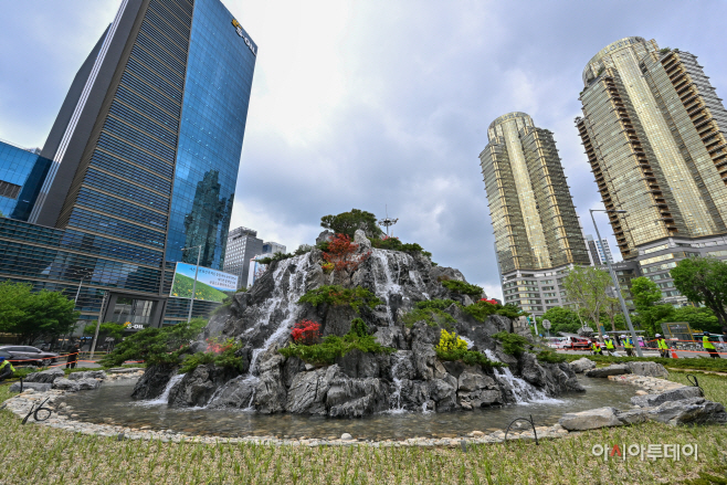 공덕오거리 교통섬 폭포 준공