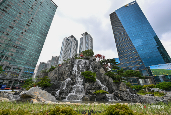 공덕오거리 교통섬 폭포 준공1