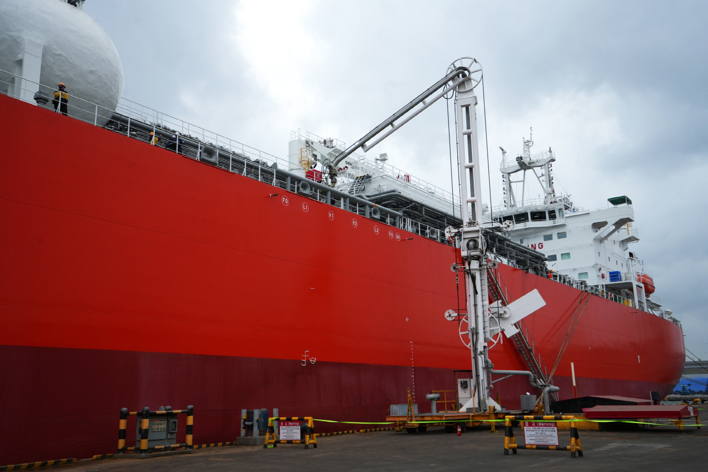 [사진] 23일 울산항에서, 롯데정밀화학이 친환경 사업인 암모니아 선박연료 공급을 세계 최초로 성공한 모습