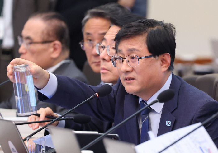 PET캔 설명하는 김성환 장관<YONHAP NO-4162>