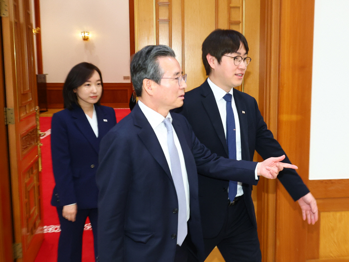 접견실 들어서는 하정우-김용범-전은수