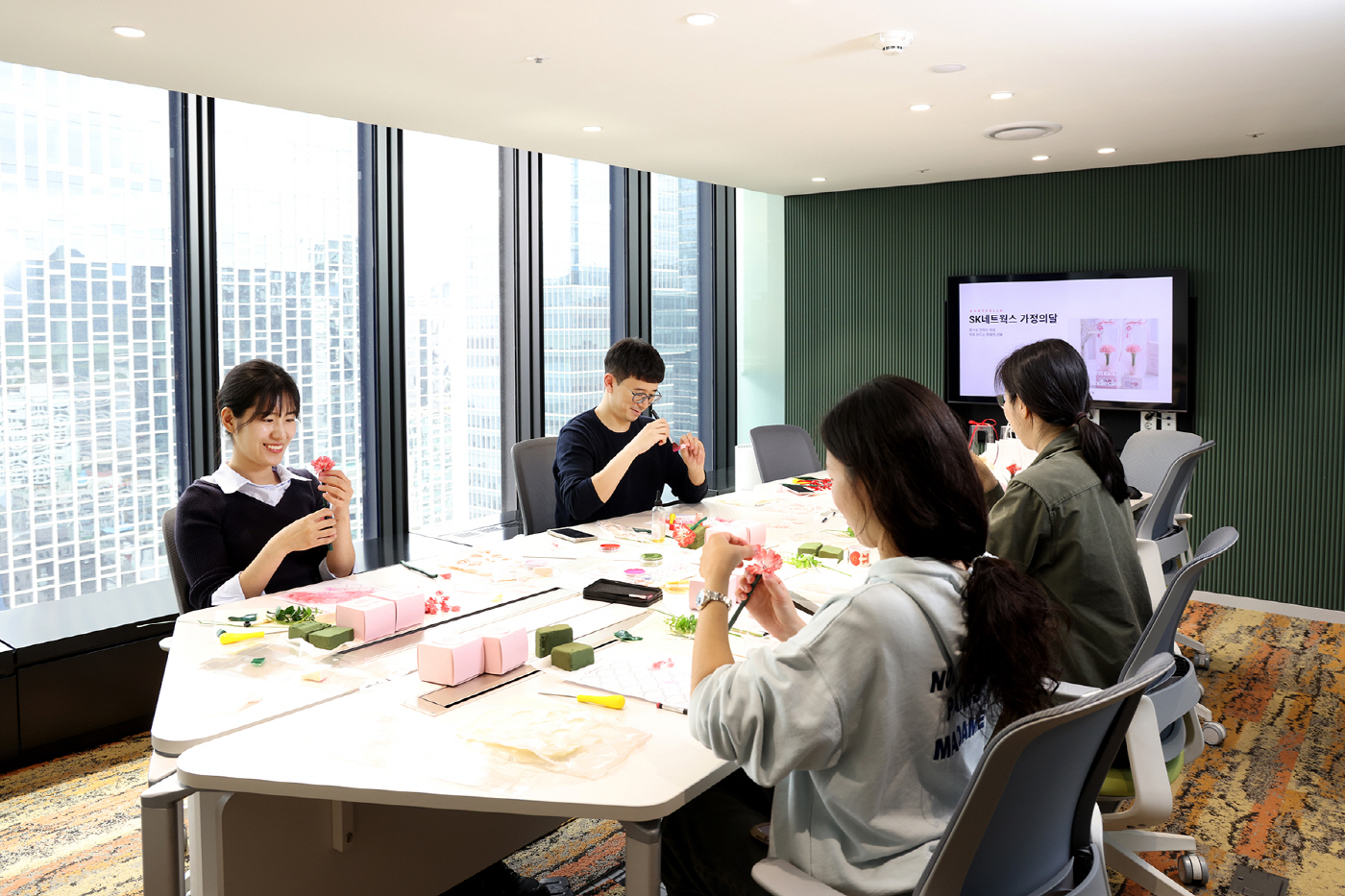 [사진1] 지난 28일 SK네트웍스 구성원들이 가정의 달을 맞아 카네이션 캔들 만들기 활동을 하고 있는 모습