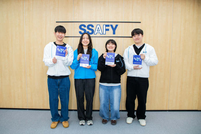 ⑤ SSAFY 교육생들이 수기 공모집을 들고 기념촬영을 하고 있다