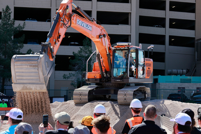 [사진] 조종석에 운전자가 없는 무인 자율 굴착기를 북미 건설장비 전시회인 콘엑스포 2026에서 시연하고 있다.