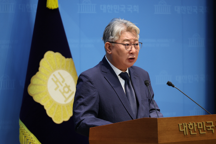 경기도지사 출마 회견하는 조응천 전 의원<YONHAP NO-3225>