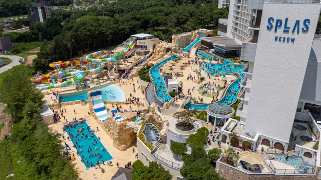 1. 5월 가정의 달을 앞두고 활기로 가득한 스플라스 리솜 워터파크 전경