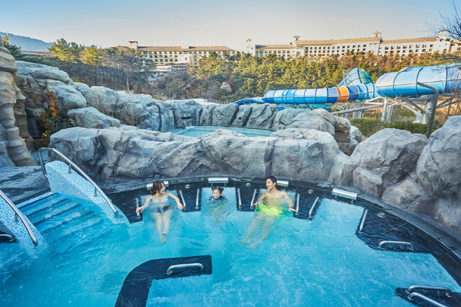 01. 설악 워터피아 스파밸리에서 노천탕을 즐기는 가족