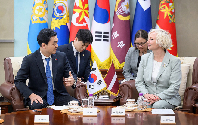 0429 국방부장관 라트비아 국회의장 접견