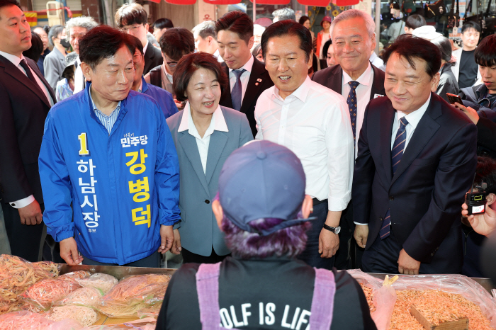 민주당, 하남 덕풍시장 방문<YONHAP NO-6971>