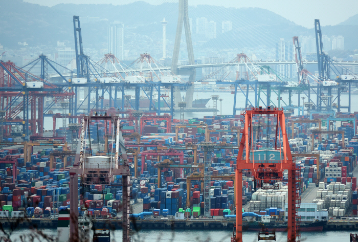 3월 수출, 사상 첫 800억달러 돌파<YONHAP NO-6353>