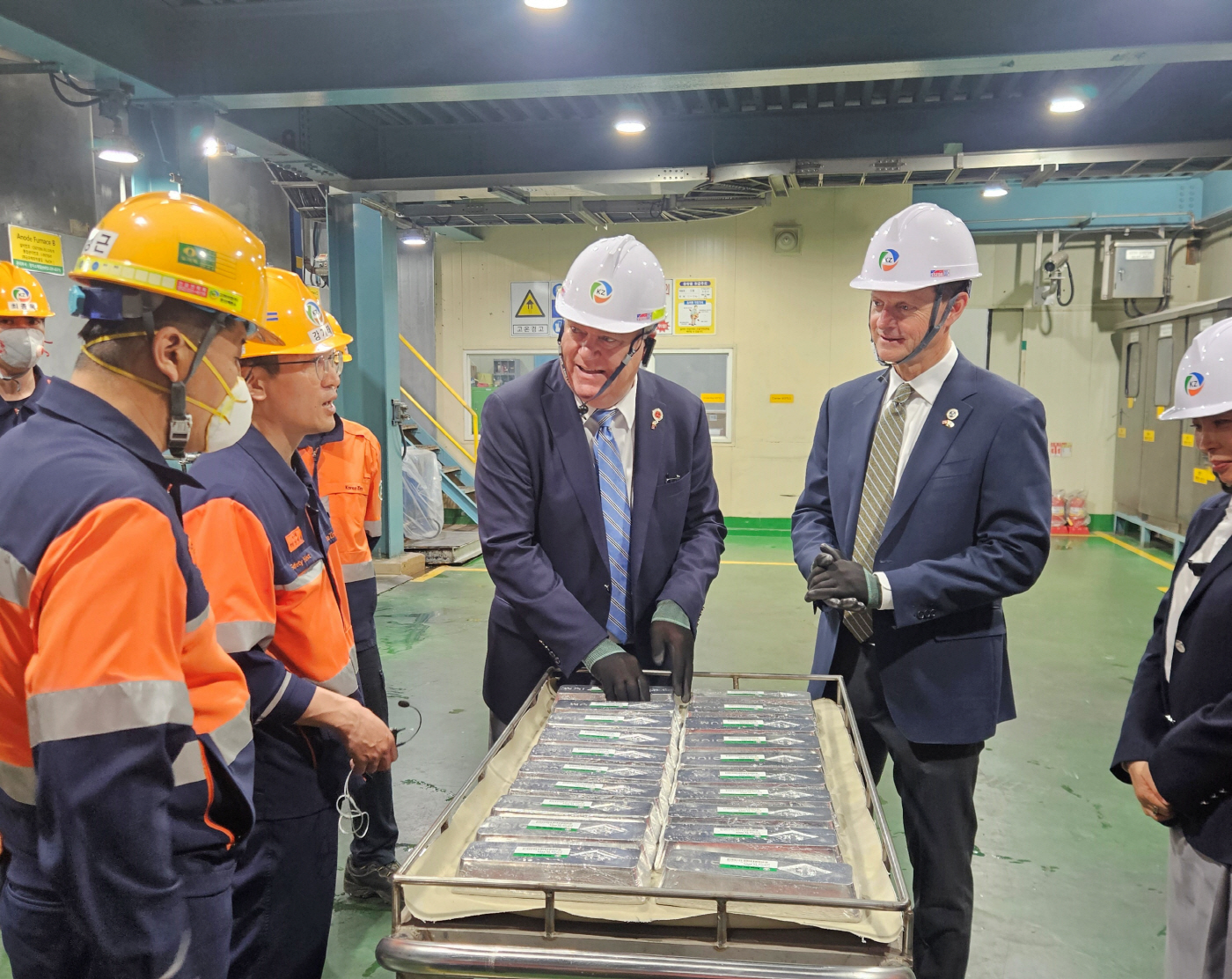 스튜어트 맥워터(Stuart C. McWhorter, 오른쪽 두번째) 부지사 등 테네시주 관계자들이 고려아연 온산제련소에서 인듐에 관한 설명을 듣고 있다.(사진=고려아연)