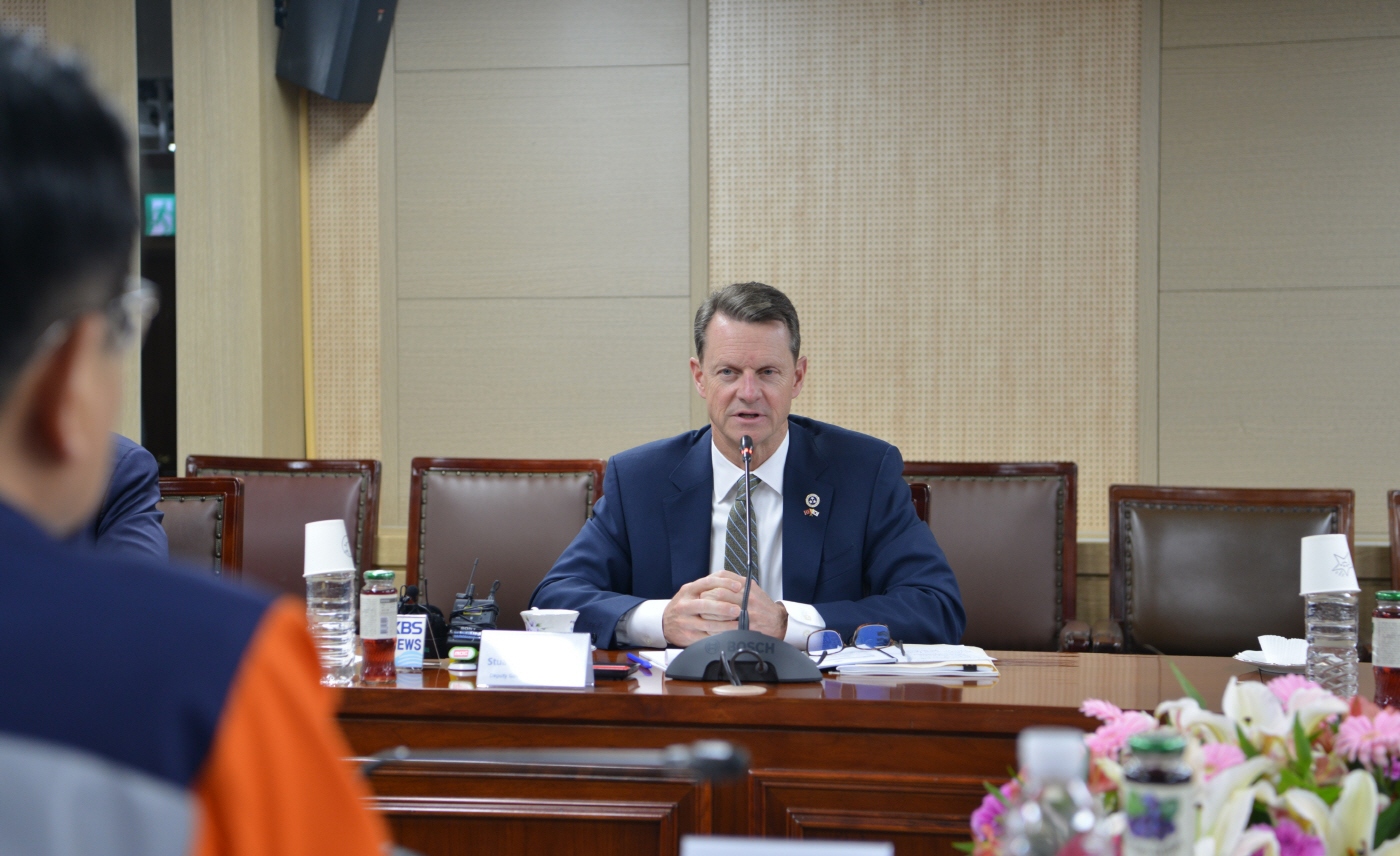 스튜어트 맥워터(Stuart C. McWhorter) 테네시주 부지사가 고려아연 김승현 고려아연 온산제련소장과 대화를 나누는 모습(사진=고려아연)