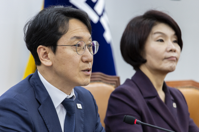 개헌 반대 입장 국민의힘 비판하는 천준호 원내...<YONHAP NO-4082>