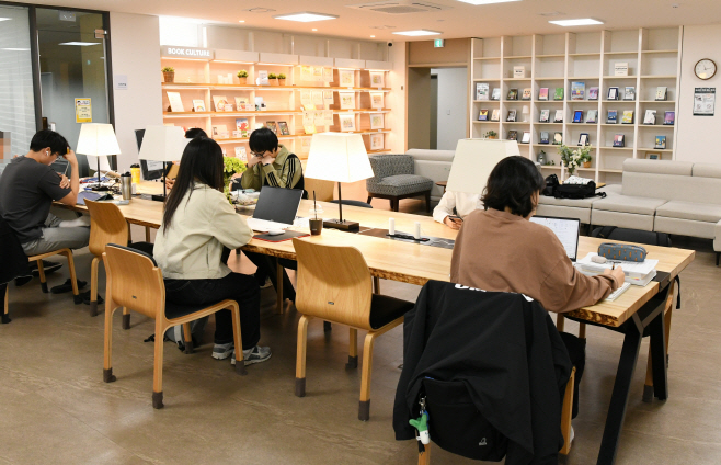 5. 부천시립 꿈빛도서관 열람실 모습. 벽 한편에 작가의 창작물과 강정규 작가의 작품이 전시 돼있다.