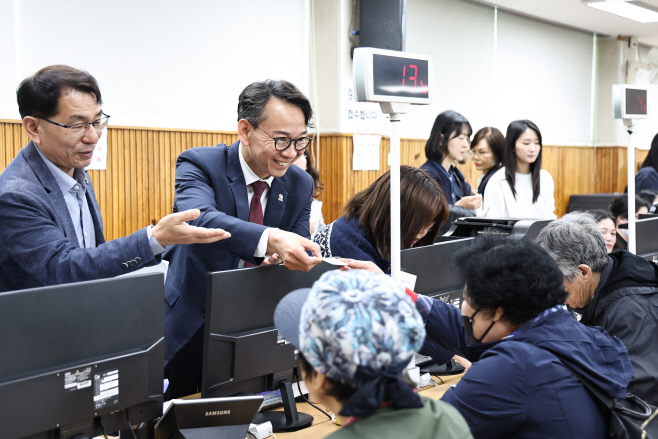 경남도민생활지원지원금-경제부지사현장방문사파동행정복지센터(1)
