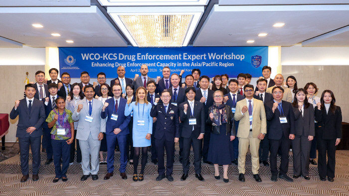 이명구 관세청장(앞줄 왼쪽 여섯 번째)이 28일 서울에서 열린 '아태지역 마약 단속 전문가 워크숍' 참가자들과 기념 촬영하고 있다