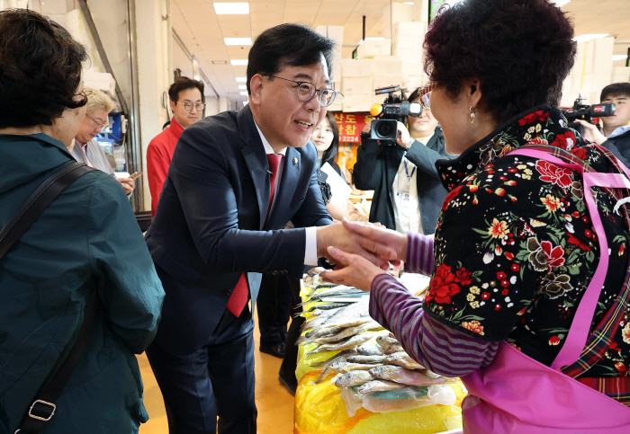 노량진 수산시장에서 상인들과 얘기 나누는 송언석 원내대표