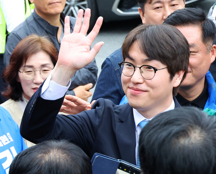 부산 구포시장 찾은 하정우<YONHAP NO-7475>