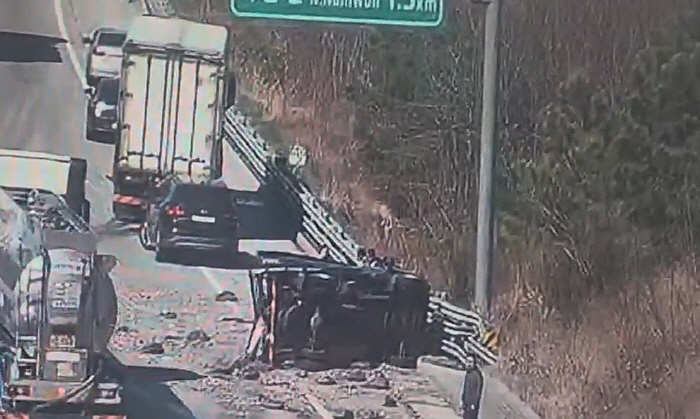 순천완주고속도로서 화물차 2대 충돌…70대 중상