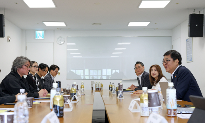 20260430-최휘영 장관 문화예술정책자문위원회 기초예술분과(클래식 음악, 국악, 무용) 제2차 회의06