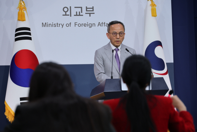 브리핑 하는 박일 외교부 대변인<YONHAP NO-5217>