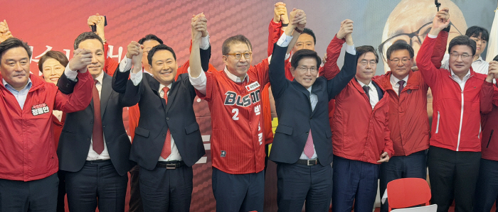 손 맞잡은 국힘 지도부와 박형준<YONHAP NO-3265>