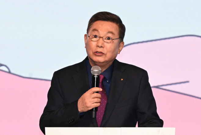 [포토] 김철수 전 대한적십자회장 자서전 출판기념회 축사하는 우종순 아시아투데이 회장