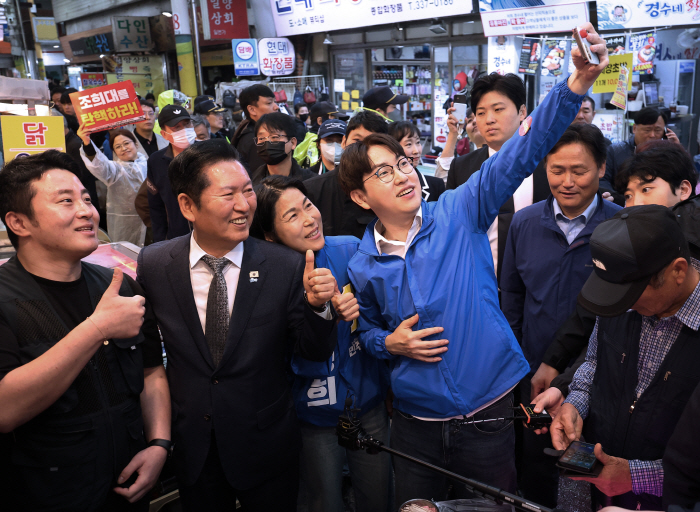 구포시장 찾은 정청래·하정우<YONHAP NO-4441>