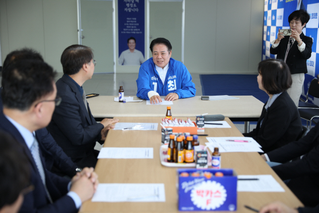 (1사진설명) 최대호 안양시장 후보가 4일 오전 선거사무소에서 사회복지사협의회들과의 정책간담회를 갖고 있다.